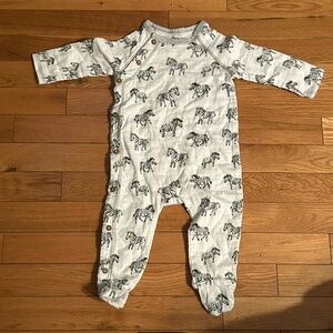 Mud Pie boys or girls button up onesie Sleeper w zebra pattern 3-6 m